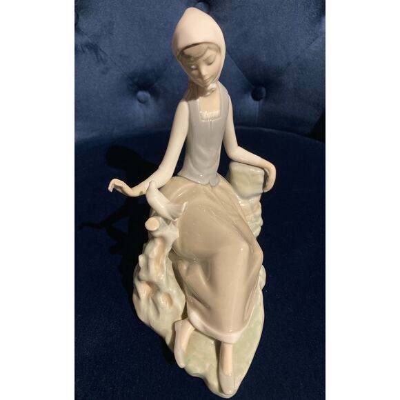 LLADRÓ Shepherdess Girl with Dove Porcelain Figurine – Hand-Made Spain, Marked - Picture 5 of 7